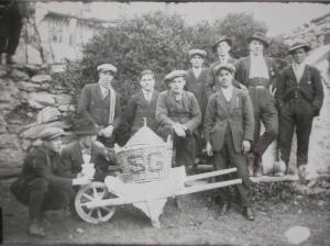 Gruppo di uomini con abiti tradizionali (1930)